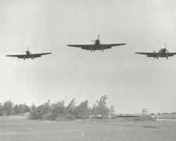 Une section de Fairey Battle arrivant au dessus du terre à Auberive-sur-Suippes. Notez les arbres coupés utilisés pour camoufler les zones de dispersion et de donner un certain degré de couverture sur un aérodrome sans relief.