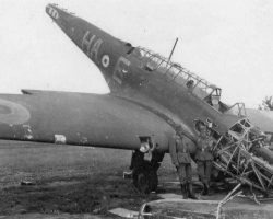 Fairey Battle P2192 HA-E mal en point sur le terrain d’aviation (supposé) d’Auberive. Les allemands ont déjà envahi le terrain. Nous sommes probablement en juin 1940
