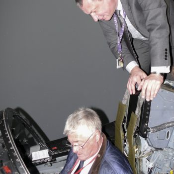 Denis RIGOLLET au simulateur Tornado avec Bill BOHILL ex pilote du XV.
